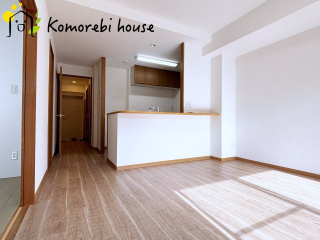 リバーコープ三橋の居間・リビング|キッチン側とお話ししながらくつろげます