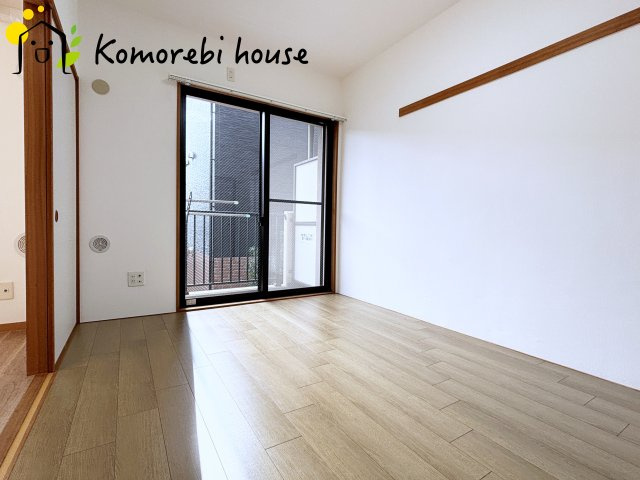 リバーコープ三橋の寝室|バルコニーに出ることが出来る6帖の洋室です