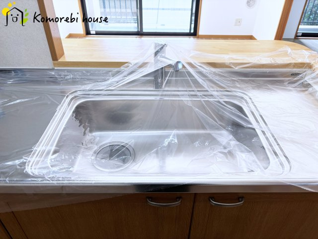 リバーコープ三橋のキッチン|リビング側とお話ししながらお料理や洗い物が出来る水洗い場です