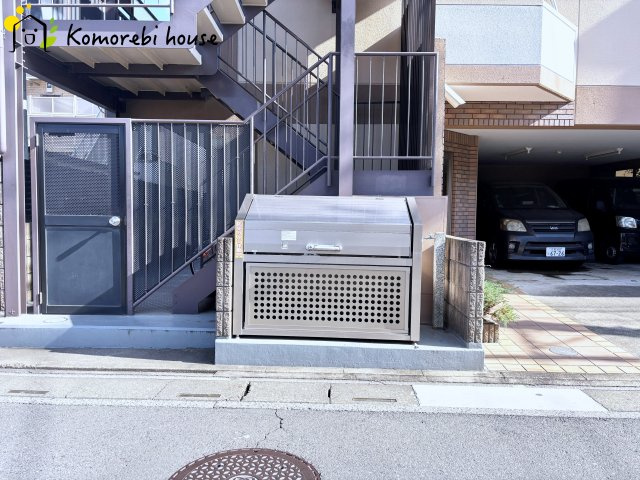 リバーコープ三橋のその他|エントランスや階段出口すぐにゴミ捨て場がございます