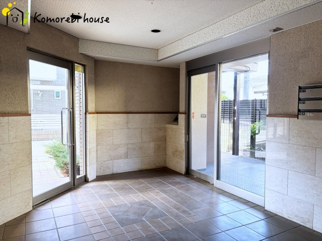 リバーコープ三橋のロビー|オートロックと郵便受けと宅配ボックスがコンパクトにまとめてあるロビーです