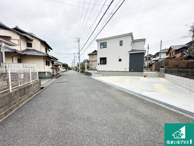 神戸市西区竹の台　第5期　新築一戸建ての前面道路含む現地写真|周辺は閑静な住宅街！前面道路広々で車の出し入れも便利です。駐車が苦手な方でも安心して車庫入れできます！