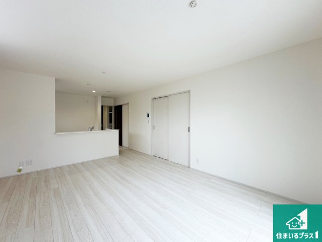 神戸市西区竹の台　第5期　新築一戸建ての居間・リビング|日当たり良好の明るいリビングで朝の目覚めもスッキリできそう！対面キッチンでご家族のコミュニケーションも自然と増える設計！小さなお子様が遊ぶスペースを作っても広々とくつろげるLDK！