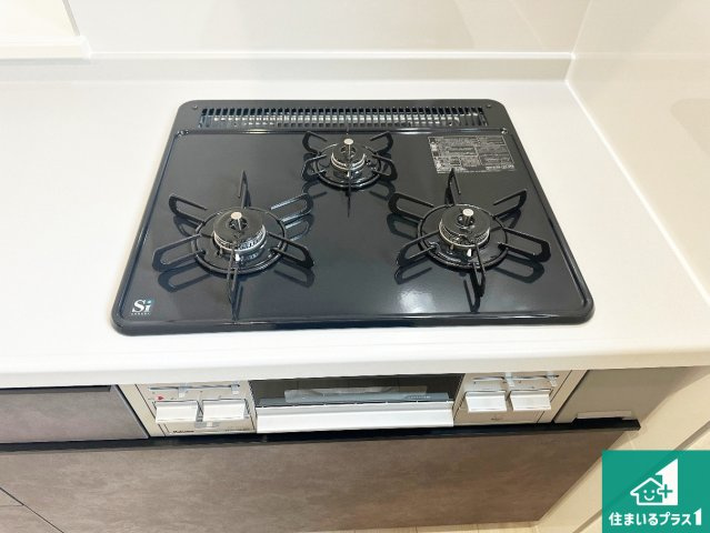 神戸市西区竹の台　第5期　新築一戸建ての設備|ダブル高火力Ｓｉセンサー付きコンロ！３口あるので、まとめて料理をする時も大活躍！