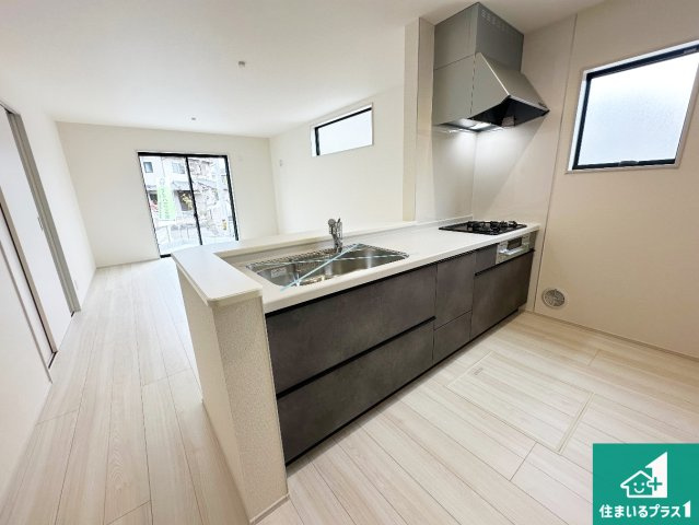 神戸市西区竹の台　第5期　新築一戸建てのキッチン|子供を見守りながらお料理が出来るため家族のコミュニケーションか増えます♪スペースが広く確保されている為お子様が大きくなったときは一緒に料理を楽しめます♪