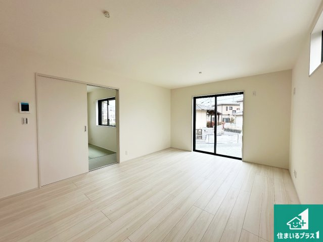 神戸市西区竹の台　第5期　新築一戸建ての居間・リビング|明るいリビングで朝の目覚めもスッキリできそう！対面キッチンでご家族のコミュニケーションも自然と増える設計！小さなお子様が遊ぶスペースを作っても広々とくつろげるLDK！