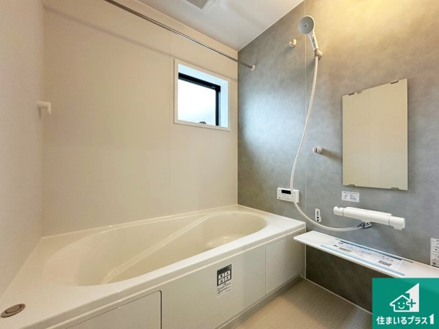 神戸市西区竹の台　第5期　新築一戸建ての浴室|足をゆったり伸ばして寛げる浴槽です。窓が設けられていますので差し込む光が明るく穏やかな雰囲気にしてくれます♪浴室乾燥機も設置しているので、雨の日の洗濯物も安心です♪