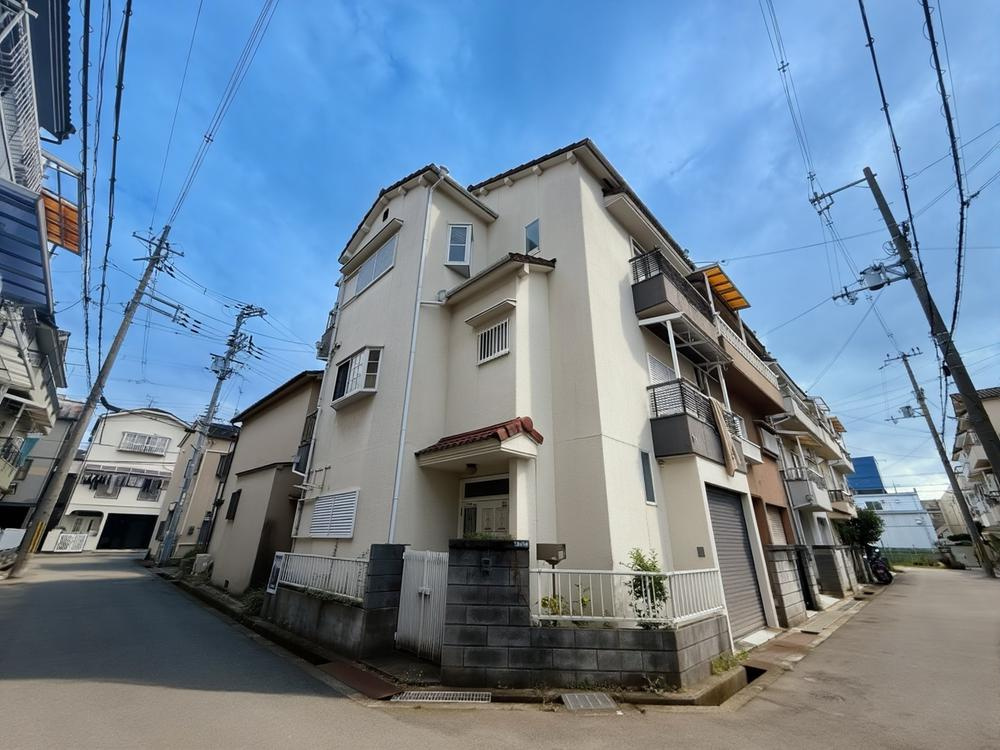 私部4丁目　中古一戸建ての外観|新しい生活にいかがでしょうか？外観はお住まいの顔になります。こだわりたいポイントですね。外壁塗装や屋根塗装のご相談も承っております。
■現地内覧・資金計画相談・住宅ローン相談もお問合せ受付中■