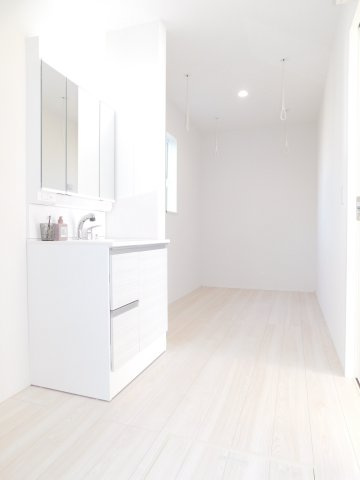 愛西市大井町前田面の新築一戸建の独立洗面台|◇洗面所◇　　広い洗面室！！　三面鏡シャワードレッサー　くもり止めヒーター機能付き　ランドリースペース完備♪