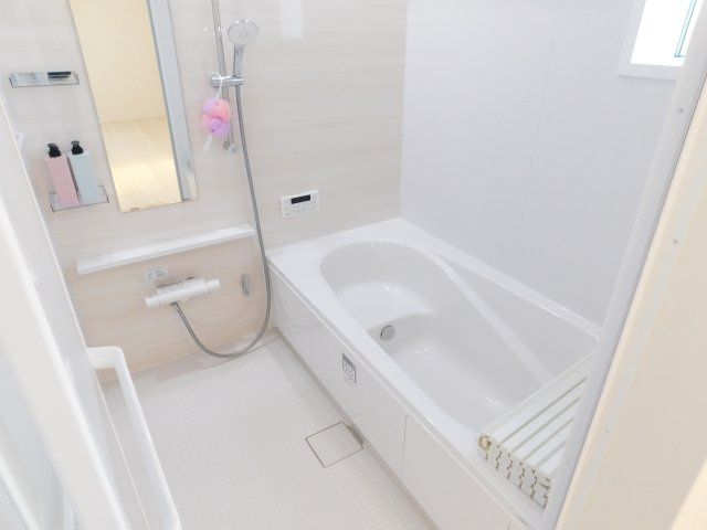 愛西市大井町前田面の新築一戸建の浴室|◇浴室◇　　広い１坪サイズ（LIXIL）・浴室暖房乾燥機・スライドバーシャワー・追い焚き・保温浴槽・エコベンチ浴槽・キレイサーモフロア・オートバス・バリアフリーバス