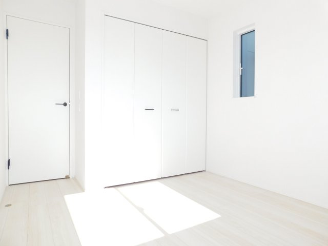 愛西市大井町前田面の新築一戸建の洋室|◇洋室◇　　南面を含む２面採光で明るい洋室５．５帖　全居室収納完備♪