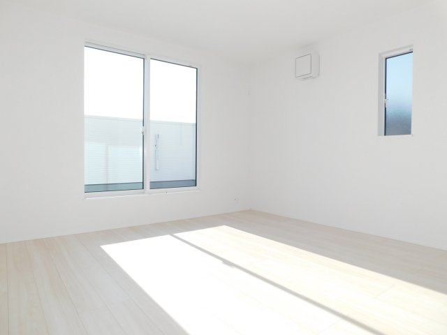 愛西市大井町前田面の新築一戸建の洋室|◇洋室◇　　南面で広くて明るい洋室８．０帖　ＷＩＣ完備♪　広めのバルコニー付き