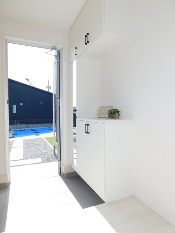 愛西市大井町前田面の新築一戸建の玄関|◇玄関◇　　履物がしっかり収納できるミラー付きシューズＢＯＸ！　さらにシューズインクロークも完備♪