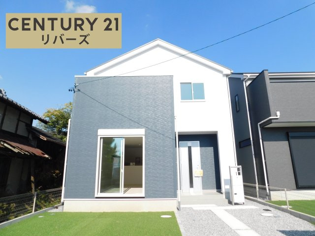 愛西市大井町前田面の新築一戸建の外観|☆最終１棟☆　　いつでもご案内致します！（お問合せ当日、平日、水曜、夜間でもＯＫ）　敷地５３．５０坪！　駐車並列３台ＯＫ♪　南に人工芝敷きの庭付き！　収納にこだわった３ＬＤＫ♪