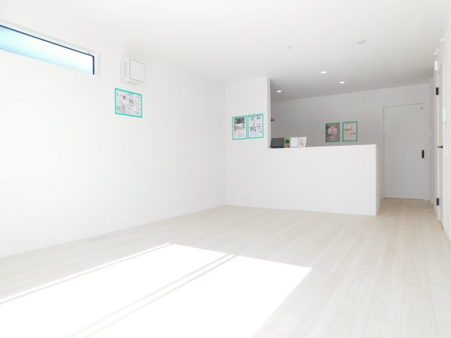 愛西市大井町前田面の新築一戸建の居間・リビング|◇リビング◇　　南面を含む２面採光で明るいリビング１７．０帖　リビングや庭の様子が見渡せる対面キッチン♪