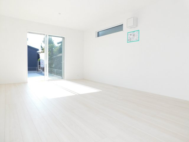 愛西市大井町前田面の新築一戸建の居間・リビング|◇リビング◇　　南面を含む２面採光で明るいリビング１７．０帖　　明るいリビングには自然と家族が集まります♪　