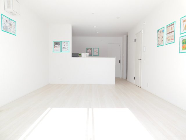 愛西市大井町前田面の新築一戸建の居間・リビング|◇リビング◇　　南面を含む２面採光で明るいリビング１７．０帖　家族が集まる広々ＬＤＫ♪