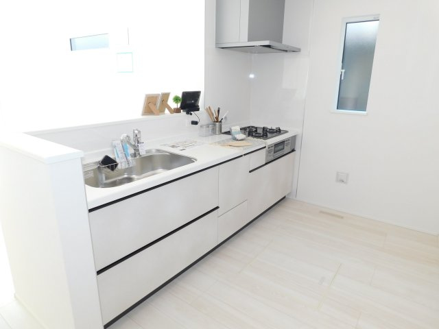 愛西市大井町前田面の新築一戸建のキッチン|◇キッチン◇　　人気の対面式・人造大理石カウンター・浄水機能付水栓・静音仕様シンク・Ｓｉセンサーコンロ（３口）・薄型換気扇・床下収納庫等