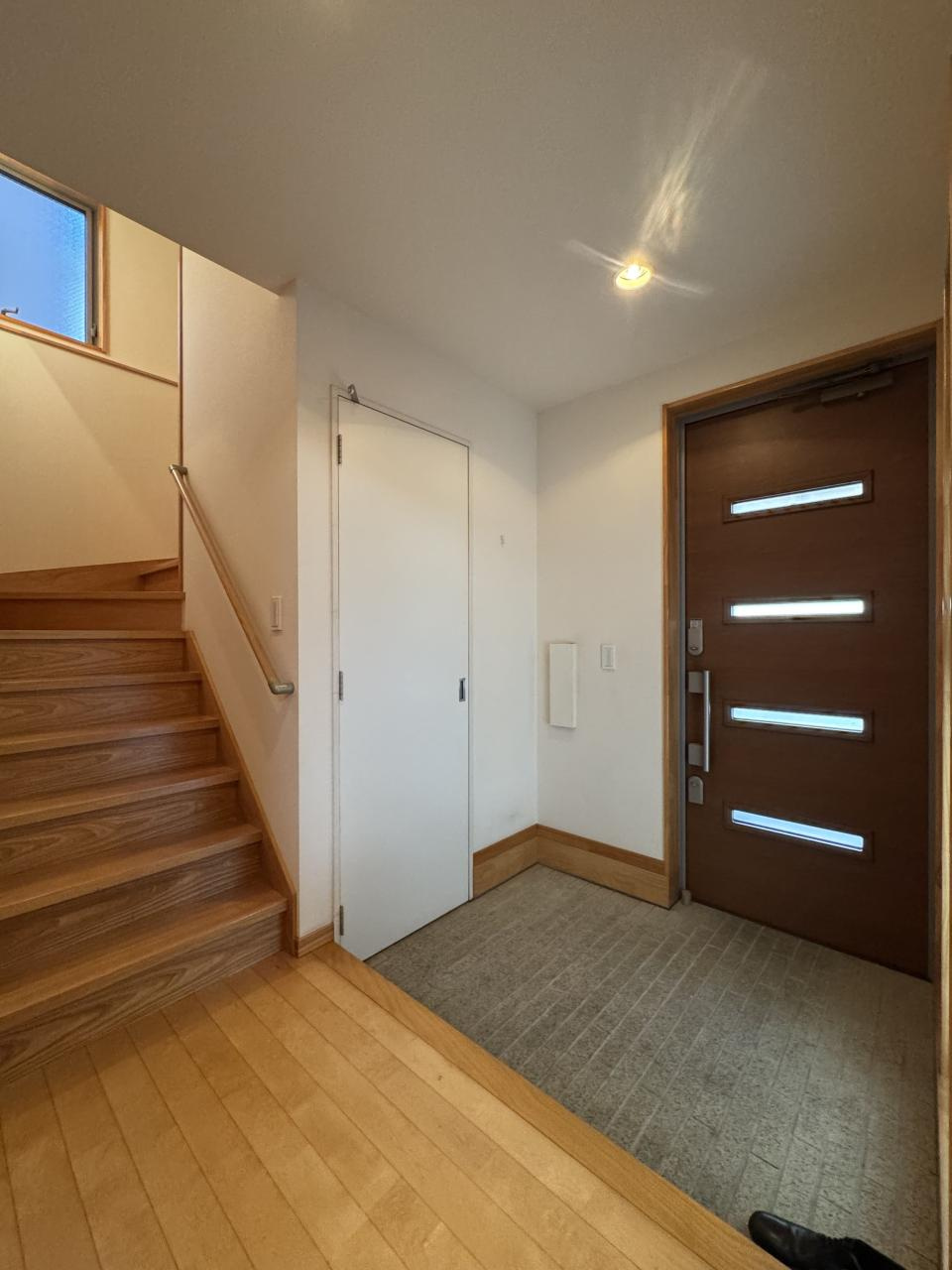 高知市百石町1丁目　中古戸建ての玄関