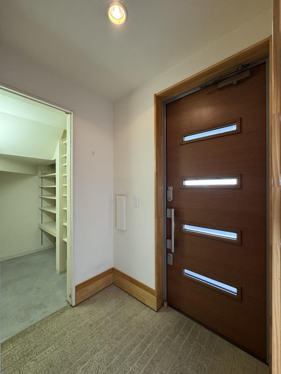 高知市百石町1丁目　中古戸建ての玄関