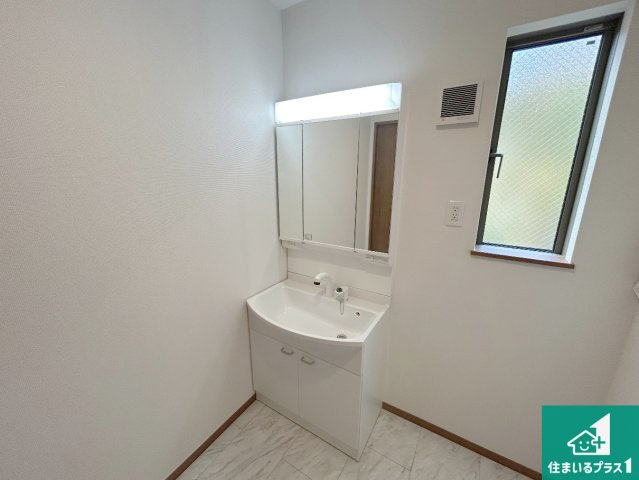 神戸市垂水区千鳥が丘　新築一戸建ての独立洗面台|清潔感のある洗面台です。フラットな鏡は掃除がしやすく毎日清潔！鏡裏には収納があるのでスッキリとした洗面台が保てます。