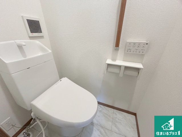 神戸市垂水区千鳥が丘　新築一戸建てのトイレ|1・2階の2ヶ所にあるので、朝の忙しい時間の順番待ちもなく、深夜の利用にも大変便利です。
