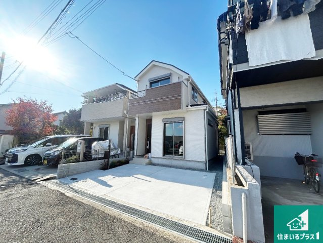 神戸市垂水区千鳥が丘　新築一戸建ての前面道路含む現地写真|周辺は閑静な住宅街！前面道路広々で車の出し入れも便利です。駐車が苦手な方でも安心して車庫入れできます！