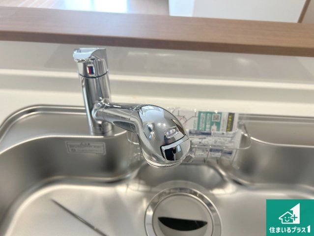 神戸市垂水区千鳥が丘　新築一戸建ての設備|浄水器を内蔵！炊飯時、お茶を作る時に安心してお水を使えます！お湯と冷水、浄水と原水、シャワーの切替えもワンタッチです！