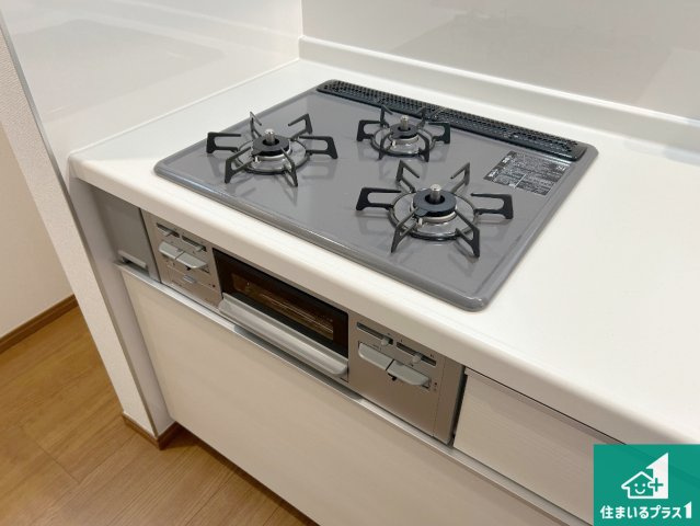 神戸市垂水区千鳥が丘　新築一戸建ての設備|ダブル高火力Ｓｉセンサー付きコンロ！３口あるので、まとめて料理をする時も大活躍！