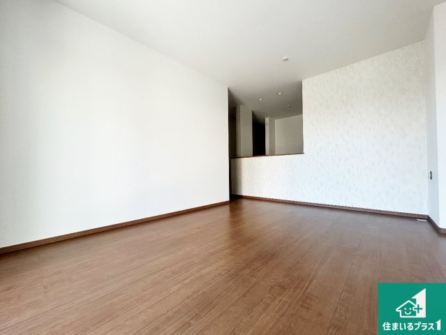 神戸市垂水区千鳥が丘　新築一戸建ての居間・リビング|日当たり良好の明るいリビングで朝の目覚めもスッキリできそう！対面キッチンでご家族のコミュニケーションも自然と増える設計！小さなお子様が遊ぶスペースを作っても広々とくつろげるLDK！