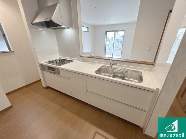 神戸市垂水区千鳥が丘　新築一戸建てのキッチン|子供を見守りながらお料理が出来るため家族のコミュニケーションか増えます♪スペースが広く確保されている為お子様が大きくなったときは一緒に料理を楽しめます♪