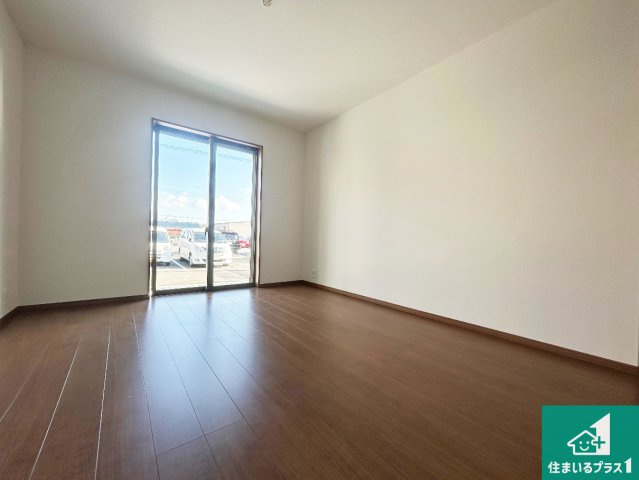 神戸市垂水区千鳥が丘　新築一戸建ての居間・リビング|明るいリビングで朝の目覚めもスッキリできそう！対面キッチンでご家族のコミュニケーションも自然と増える設計！小さなお子様が遊ぶスペースを作っても広々とくつろげるLDK！