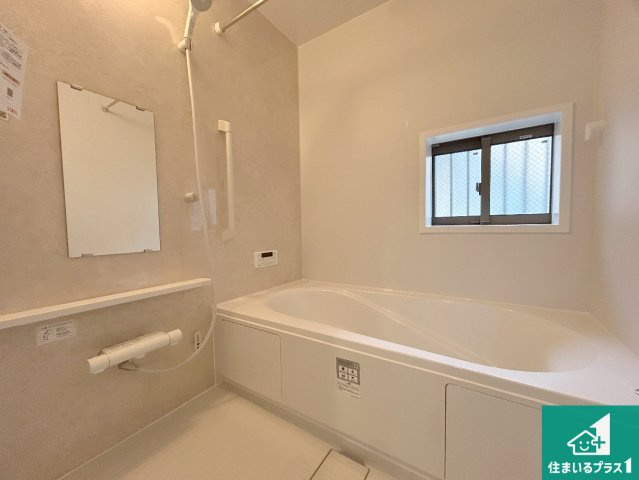 神戸市垂水区千鳥が丘　新築一戸建ての浴室|足をゆったり伸ばして寛げる浴槽です。窓が設けられていますので差し込む光が明るく穏やかな雰囲気にしてくれます♪浴室乾燥機も設置しているので、雨の日の洗濯物も安心です♪