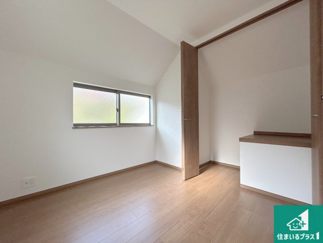 神戸市垂水区千鳥が丘　新築一戸建ての洋室|寝室は心地よい眠りについてもらいたくて、シンプルかつ開放的な空間な設計にしています！大きな窓から差し込む日が心地いいです♪