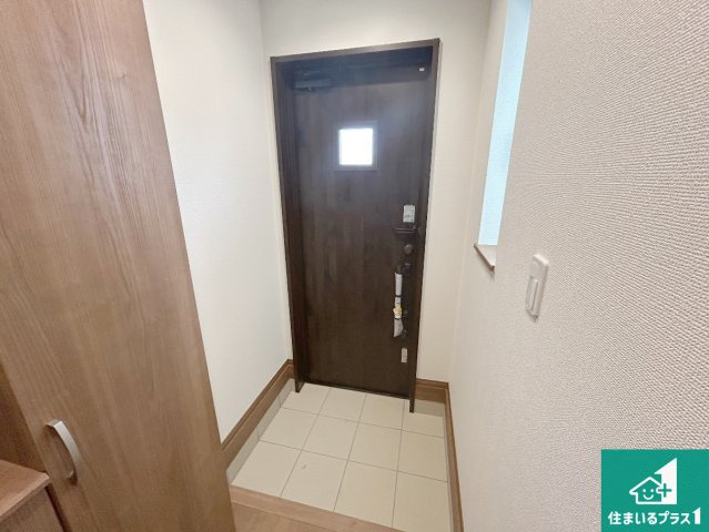 神戸市垂水区千鳥が丘　新築一戸建ての玄関|シューズボックスにはたくさんの靴が収納できるので玄関周りはいつもスッキリ！ご家族が増えても安心！