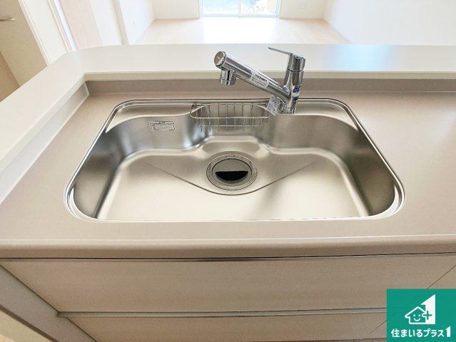 神戸市垂水区千鳥が丘　第3期　新築一戸建ての独立洗面台|清潔感のある洗面台です。フラットな鏡は掃除がしやすく毎日清潔！ホースは引き出して使えるので洗顔やお掃除の際に便利です！