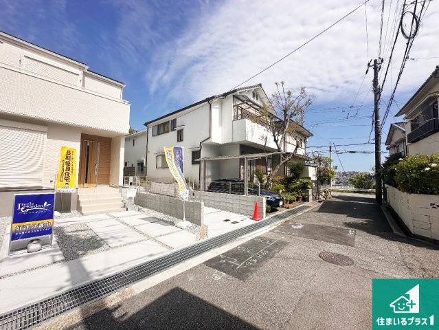神戸市垂水区千鳥が丘　第3期　新築一戸建ての前面道路含む現地写真|周辺は閑静な住宅街！前面道路広々で車の出し入れも便利です。駐車が苦手な方でも安心して車庫入れできます！
