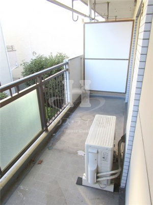 【バルコニー】 | メゾングランルマーニュ | 外からの目が気にならないバルコニーで洗濯物が干せます