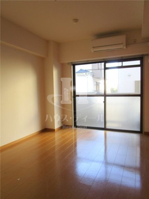 【居間・リビング】 | メゾングランルマーニュ | こちらの居間で趣味の時間をお楽しみください