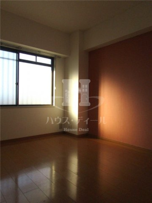 【寝室】 | メゾングランルマーニュ | 落ち着いた色調の寝室です