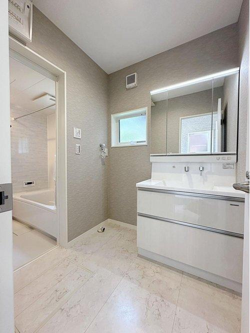 安佐南区八木9丁目の洗面所|シャワー付き洗面化粧台☆
洗面台にシャワー機能が付いたもので、シャンプーなども行える多機能洗面台です。また、顔や手を洗うためだけではなく、シャワー付き洗面台を使えば手洗い洗濯などでも利用できます♪