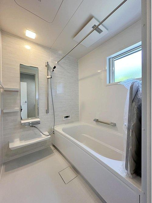 安佐南区八木9丁目の浴室|浴室乾燥機気付き1坪タイプの浴室☆
ユニットバスは、気密性にも優れています。そのため、冬場でもお湯が冷めにくく、暖かい空間を維持することができます。