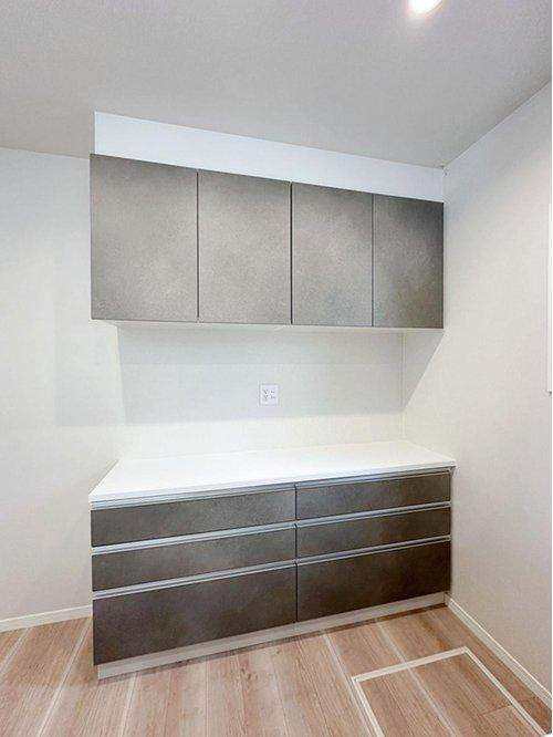 安佐南区八木9丁目のキッチン|収納力のある大型カップボード☆
備え付けのため耐震性が高く地震の際にも倒れてくる心配はありません♪
キッチンと同じカラーリングのため統一感もあります！