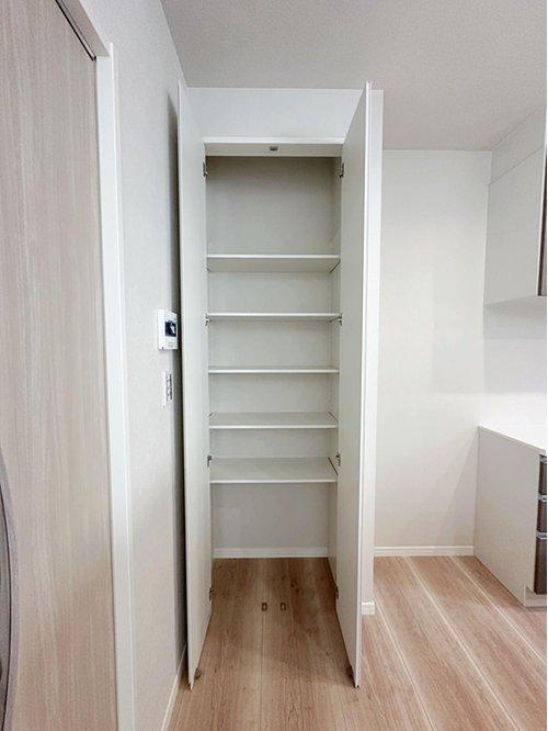 安佐南区八木9丁目の収納|キッチンパントリー収納☆
キッチンで使う小物や食材のストックなどを収納でき、キッチン回りもスッキリとします♪