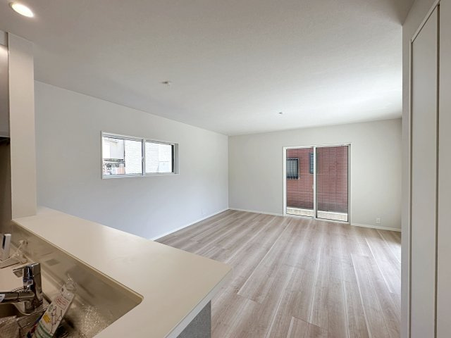 安佐南区八木9丁目の居間・リビング|17.75帖の広々としたリビング☆
キッチンからはリビング全体を見渡すことができます♪