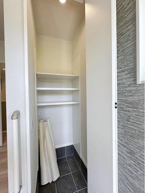 安佐南区八木9丁目の収納|シューズインクローク☆
可動棚で好きな高さに調整可能！靴だけでなく外で使う用具やお子様のおもちゃなども帰ってきてそのまま収納することができます♪