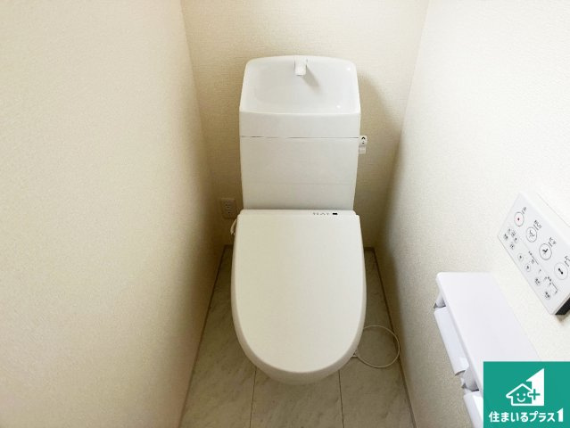 神戸市垂水区千鳥が丘　第3期　新築一戸建てのトイレ|1・2階の2ヶ所にあるので、朝の忙しい時間の順番待ちもなく、深夜の利用にも大変便利です。