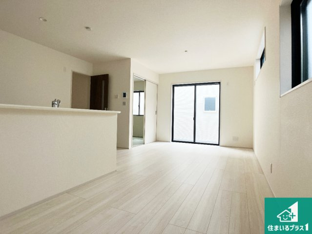 神戸市垂水区千鳥が丘　第3期　新築一戸建ての居間・リビング|日当たり良好の明るいリビングで朝の目覚めもスッキリできそう！対面キッチンでご家族のコミュニケーションも自然と増える設計！小さなお子様が遊ぶスペースを作っても広々とくつろげるLDK！