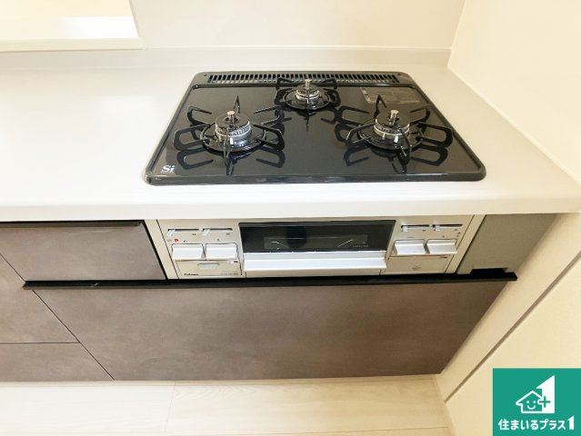 神戸市垂水区千鳥が丘　第3期　新築一戸建ての設備|ダブル高火力Ｓｉセンサー付きコンロ！３口あるので、まとめて料理をする時も大活躍！