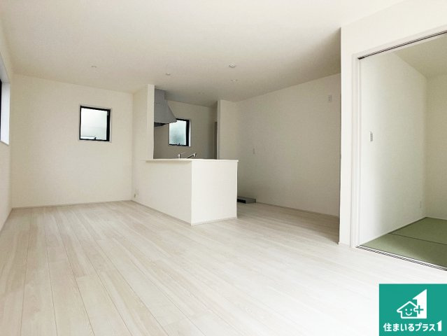 神戸市垂水区千鳥が丘　第3期　新築一戸建ての居間・リビング|シンプルなリビングは、観葉植物等のインテリアを楽しめますね！パパ好みにも、ママ好みにも家具次第で雰囲気を変えることができます！